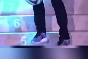 被炫到了！克羅斯背身顛球上樓梯