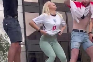 網飛出英格蘭歐洲杯決賽紀錄片，女球迷：為啥我脫衣慶祝沒入鏡？